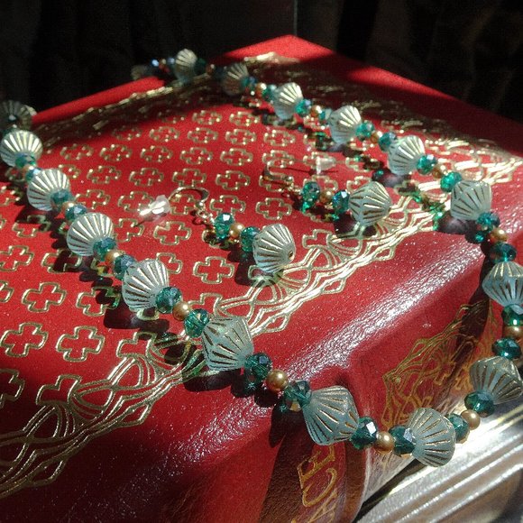 Handcrafted artisanal necklace & earring set made from Czech bicone beads - Picture 1 of 11